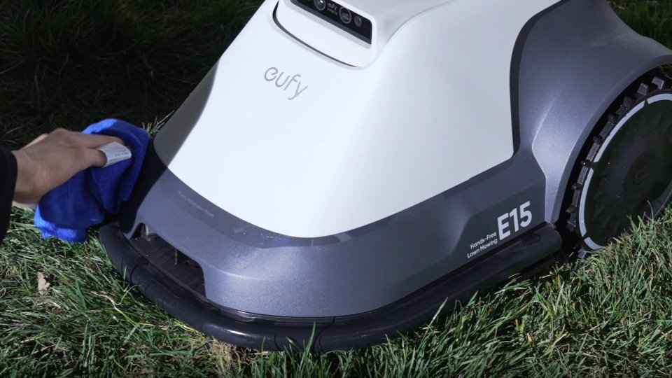 Mähroboter im Winter richtig lagern: So schützen Sie Akku und Technik